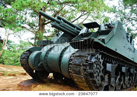 Gamla gröna tunga krig Tank