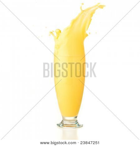 vanille shake splash op een witte achtergrond