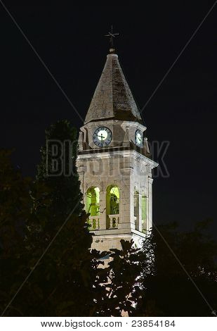 Bella ricostruzione chiesa vista di notte. Piccola città croata