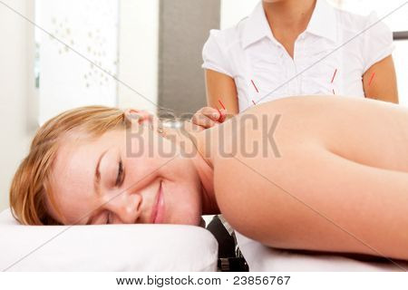 Acupuncturist edistämällä neula.  Matala syvyys kenttä, kriittinen keskittyä käsillä ja neula