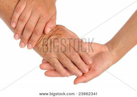 Mains de femmes jeunes et seniors