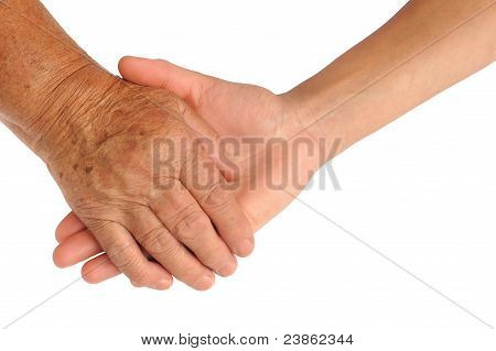 Mains de femmes jeunes et seniors
