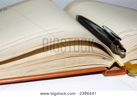 Cuaderno con lápiz negro oficina