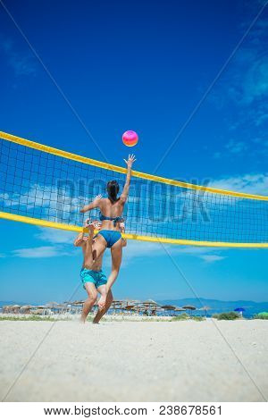 Summer Vacation And Travel On Holiday In Miami. Summer Vacation Of Happy Healthy Couple Lpaying Voll
