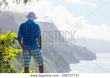 Hike in Na Pali coast in Kauai icland, Hawaii