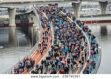 29 04 2018 Russia Saint-petersburg. Modern Pedestrian Bridge Named Yachtennaya Bridge With Many Fans