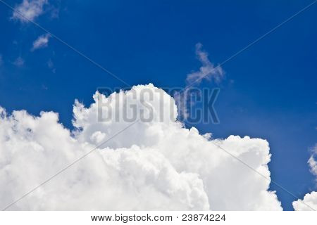 Nube y cielo azul de fondo