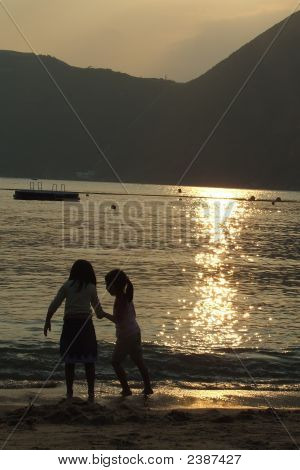 Sunset Beach silhuet af dreng og pige