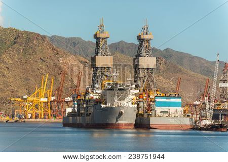 Santa Cruz De Tenerife, Canary Islands, Spain - Desember 11, 2016:  Drilling Ships Ensco Ds 5 & Ds 4