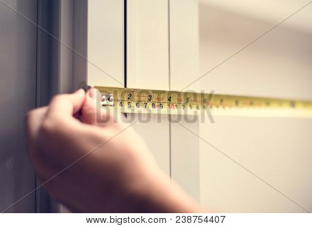 Man measuring with yellow meassure tape