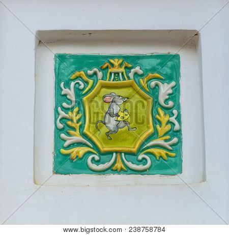 Myshkin, Russia - July 13, 2016: A Mouse With A Piece Of Cheese. Tiled Floor In The Design Of The Pa