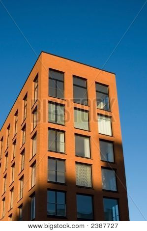 Edificio con cielo blu