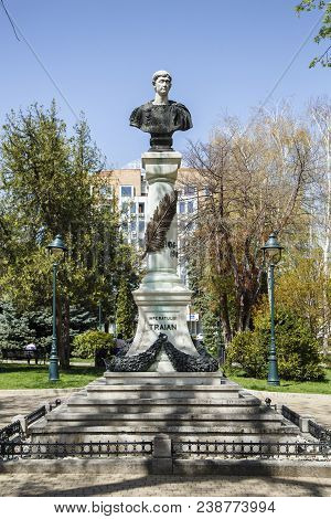 Drobeta Turnu-severin, Romania-april 04: The Statue Of Roman Emperor Trajan On April 04, 2018 In Dro