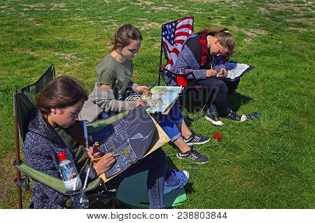 Three Young Girls Draw On A Plein Air. Fifth National Contest-plein Air 