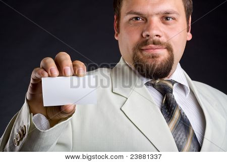 Ein Mann zeigt einen Business-Card-Fokus auf Seite.