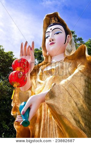 Kuan Yin e blu cielo a Khao Sam Muk, Chonburi.