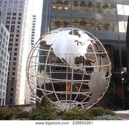 Willis Tower (sears Tower) Globe Sculpture At The Corner Of Adams And Wacker, Chicago, Il January 28