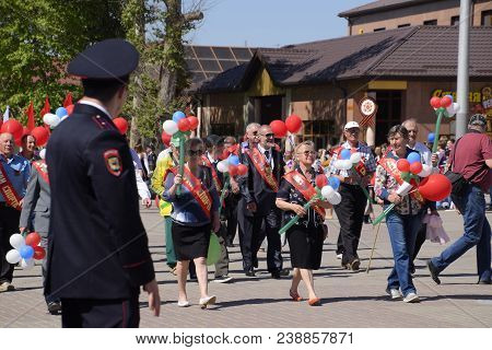 Slavyansk-on-kuban, Russia - May 1, 2018: A Policeman, Who Cries Out The Tranquility Of Citizens At 
