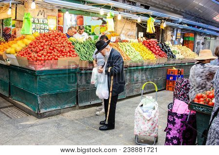 Jerusalem Israel May 02, 2018 Unknowns People Shopping At The Mahane Yehuda Market In Jerusalem On T