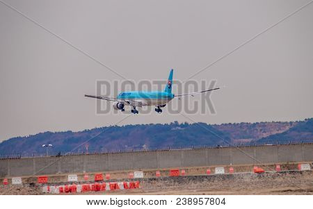 Incheon, South Korea - April 8, 2018: Da Korean Air Boeing 747 Approaching The Landing Strip At Inch