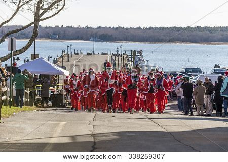 Mattapoisett, Massachusetts, Usa - December 7, 2019: Horde Of Santas Take On Harborside Uphill Start