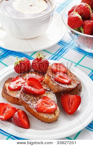 Toasts ฝรั่งเศสกับน้ำตาลผงสตรอเบอร์รี่