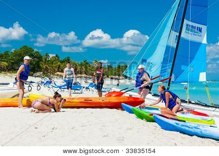 VARADERO, CUBA-maj 27:Tourists får klar til at sejle kan 27,2012 i Varadero.With over en millio