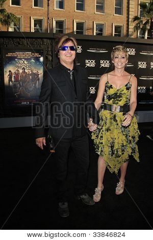 LOS ANGELES - 8 de JUN: Rikki Rockett em 'Rock of Ages' Los Angeles estréia realizada no queixo do Grauman