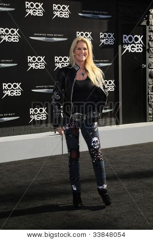 LOS ANGELES - JUN 8: Lita Ford na 'Rock of Ages' Los Angeles premiéra se konala v Grauman na čínské 