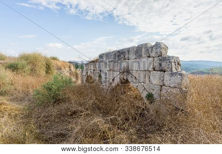The Ruins Of The Crusader Fortress - Templar - Toron Des Chevaliers Of The 12th Century. Captured An