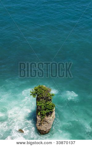 Kamenné moře a vlny Pura Uluwatu Temple