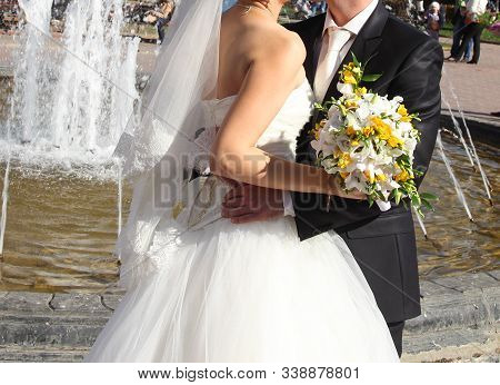 Luxury Bride In A Pink Dress With A Wedding Bouquet In The Wine Color