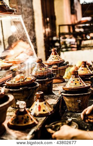 Udvalg i meget farverige marokkanske tajiner (traditionelle gryderet retter)