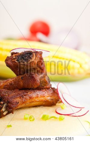 Ribbs หมูบนข้าวโพด Polenta ครีมเตียง