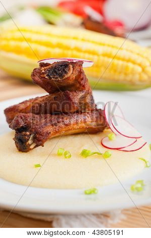 Ribbs หมูบนข้าวโพด Polenta ครีมเตียง