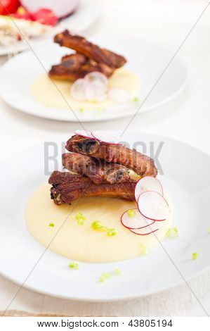 Ribbs หมูบนข้าวโพด Polenta ครีมเตียง