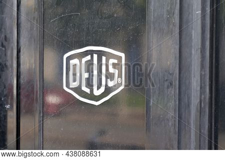 Bordeaux , Aquitaine France - 10 25 2021 : Deus Logo Brand And Text Sign On Windows Shop Of Fashion 