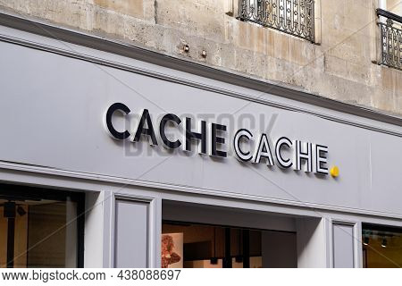 Bordeaux , Aquitaine France - 10 25 2021 : Cache Cache Shop Sign Logo Store Trendy Women Clothing Hi