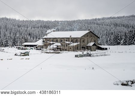 Winter In Jizera Mountains. Cloudy Evening In Jizerka Village, Czech Republic
