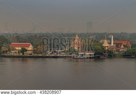 Bangkok,thailand - Feb 27, 2020 : The View Of The Chao Phraya River That Sees The Green Area Next To