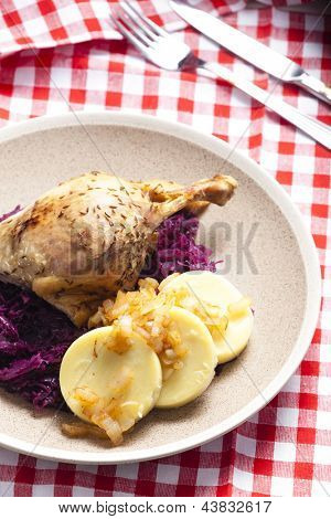 carne di anatra con cavolo rosso e dumlings di patate