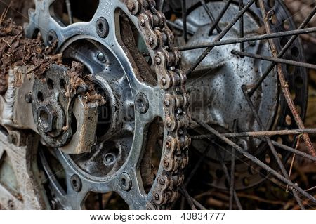 Enduro motorcykel hjul og kæde. Closeup skud