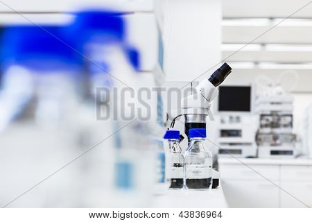ห้องปฏิบัติการเคมี (ตื้นกรม เน้น beakers ในเบื้องหน้า)