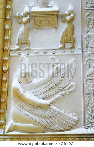De Egyptische poorten onder de sneeuw