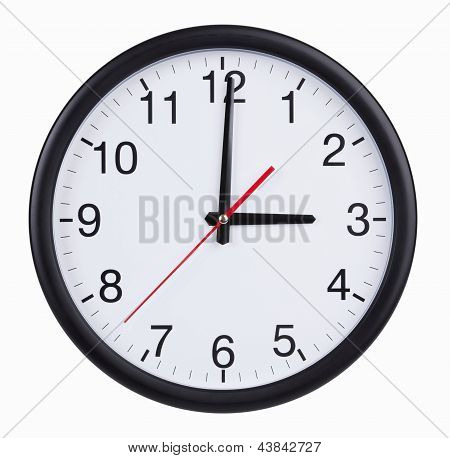 ラウンドの時計は正確に 3 時間です。
