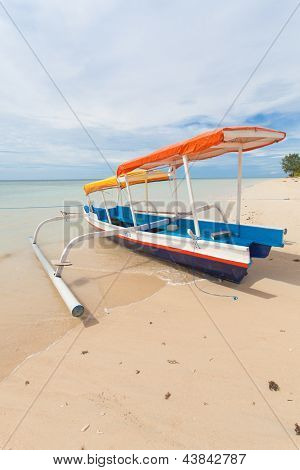 Barca da pesca nella baia sull'isola di Gili Air di Bali, Indonesia