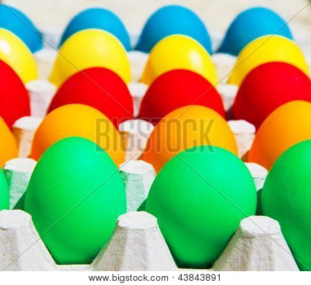 Různé barevné velikonoční vajíčka, příjemné svátky, slepičí vejce, tradiční křesťanské eastertime malovaný