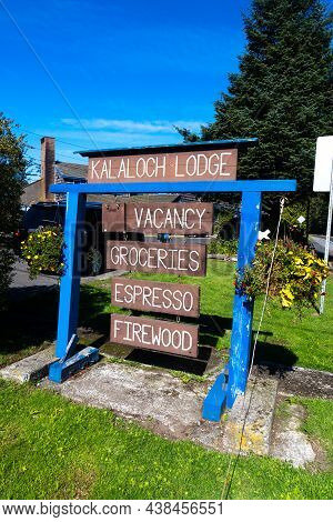 Forks, Wa - Usa - Sept. 21, 2021: Vertical View Of The Post Sign For The Kalaloch Lodge At Olympic N