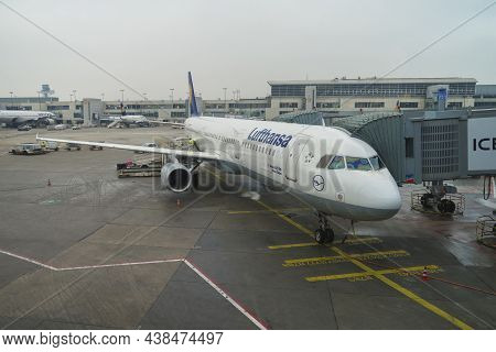 Frankfurt Am Main, Germany - December 31, 2014: Aircraft Airbas A321 Of Lufthansa Airlines On The Fr