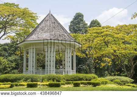 Singapore- 16 Oct, 2021: Gazebo Or White Bandstand At Singapore Botanic Gardens. He Octagonal Gazebo